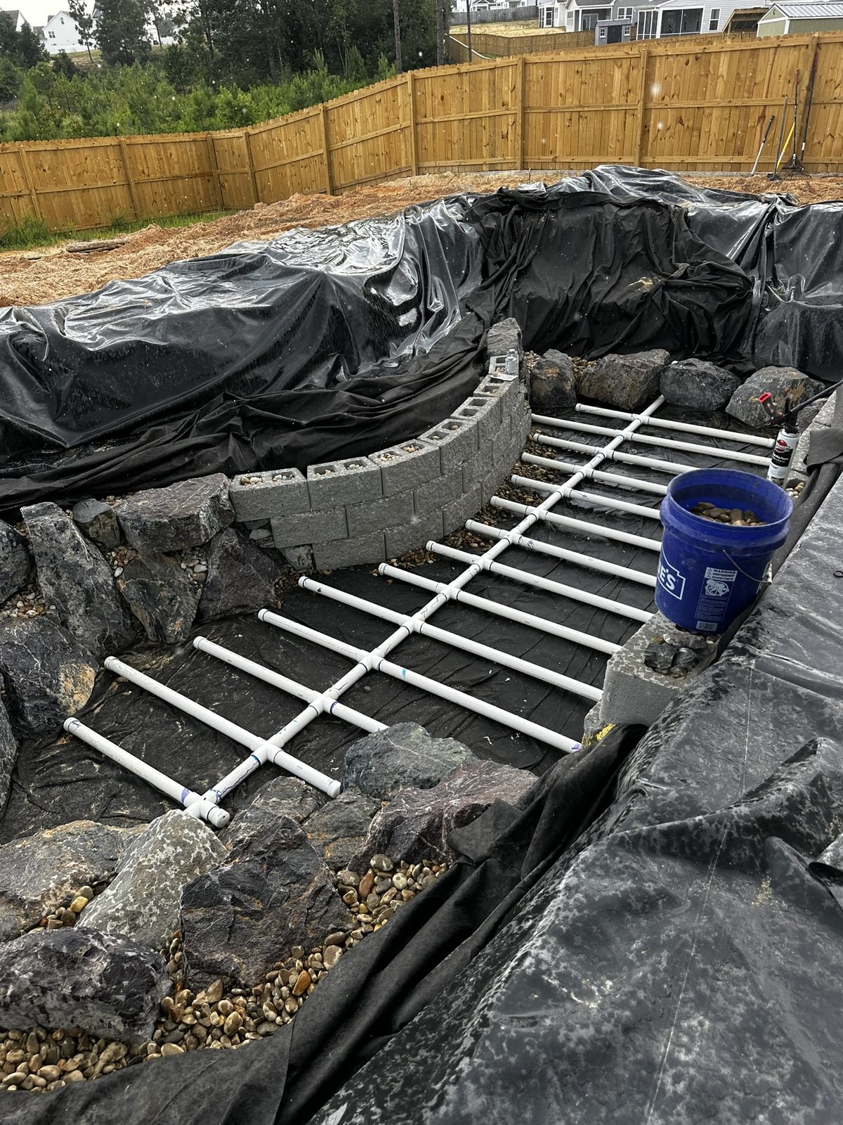 Undergravel circulation grid and filtration plumbing